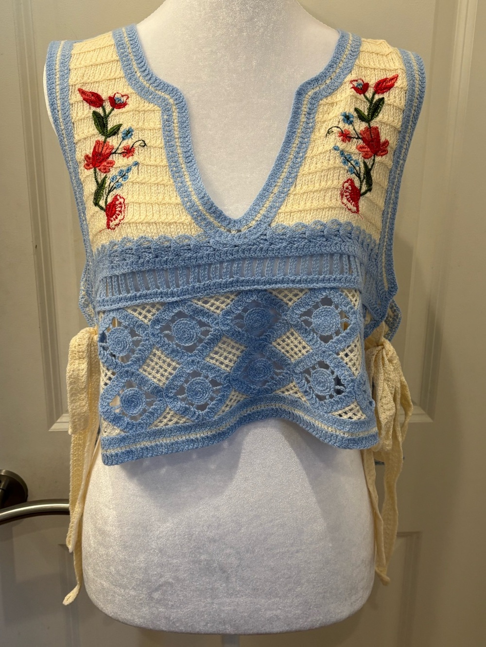 House of Harlow 1960 Cream & Light Blue Crochet Trim Knit Top